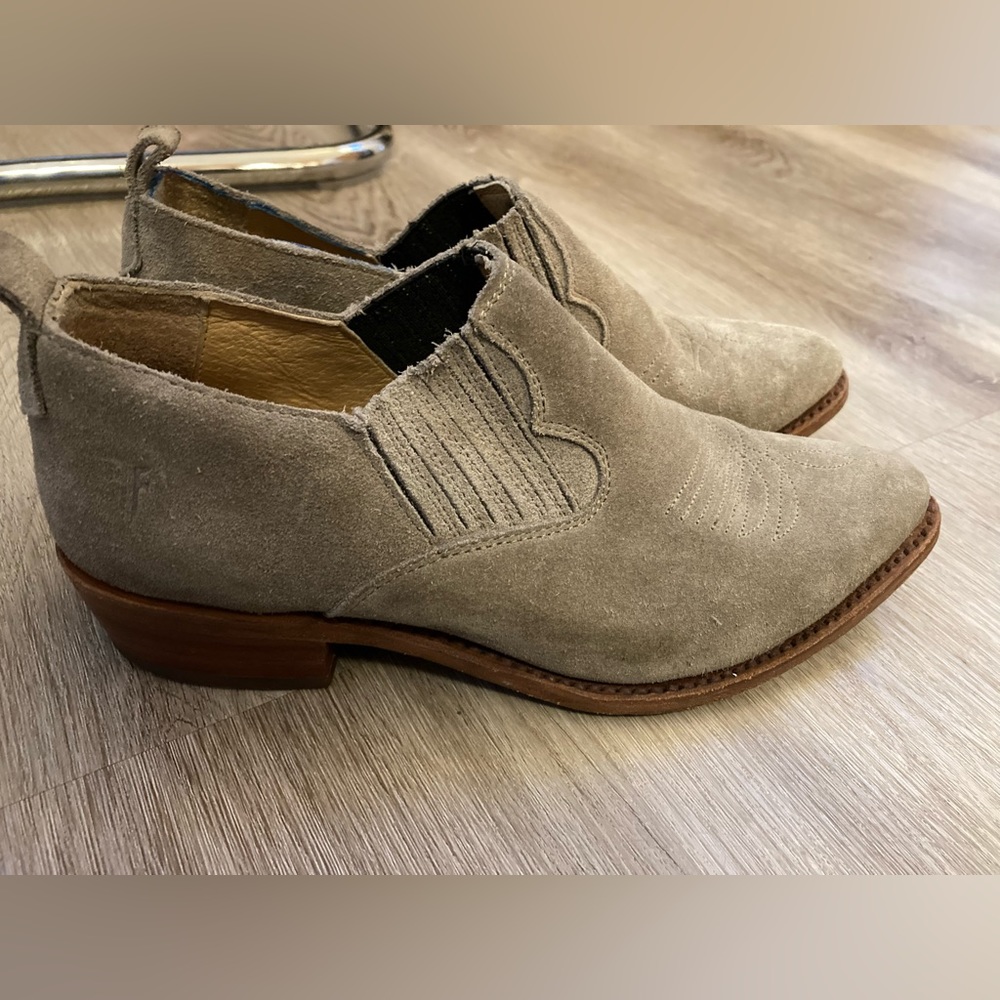 Authentic Frye beige ankle boots